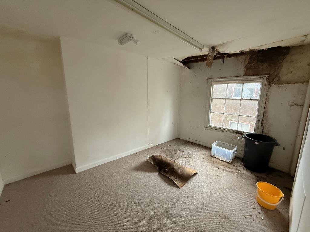 Lot: 73 - VACANT UPPER FLOOR WITH POTENTIAL IN HIGH STREET LOCATION - Second floor room with ceiling damage